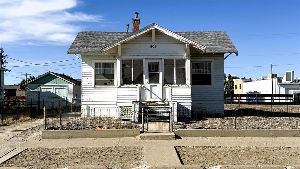809 Robertson Ave