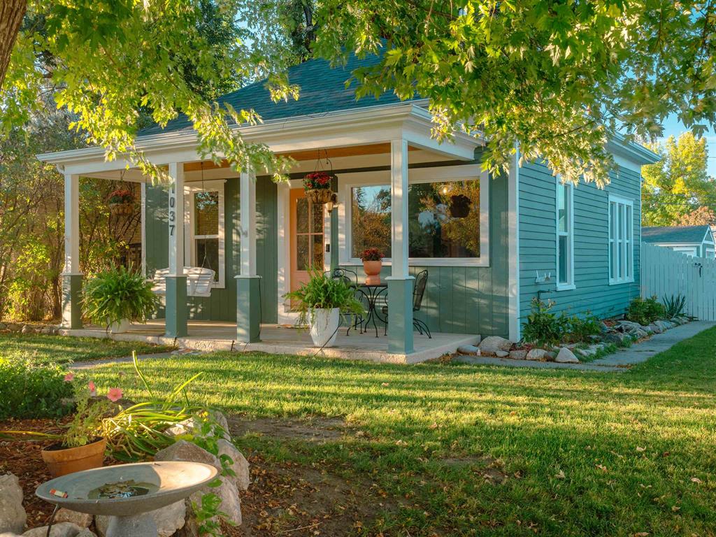 1037 Alger Ave